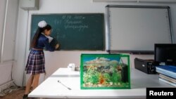 На уроке в школе села Боген Южно-Казахстанской области. 17 апреля 2017 года. 