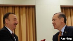 Ильхам Алиев (слева) и Эрдоган, Измир, 25 октября 2011