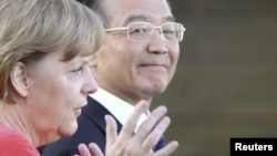 Китайский премьер Вэнь Цзябао вместе с канцлером Германии Ангелой Меркель 