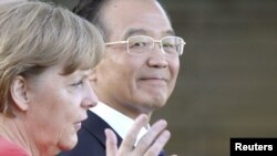 German Chancellor Angela Merkel (left) talks to Chinese Premier Wen Jiabao in Berlin