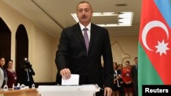 İlham Əliyev referendumda səs verir.