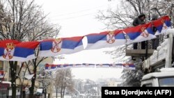 Srpske zastave na ulicama Severne Mitrovice - arhivska fotografija