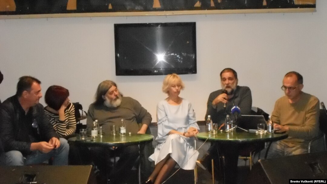 Slaviša Lekić, Danica Vučenić, Teofil Pančić, Jovana Marović, Vukašin Obradović i Dinko Gruhonjić na tribini u Kragujevcu
