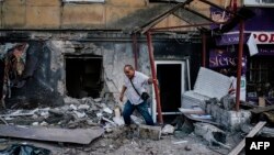Чоловік залишає будівлю, зруйновану внаслідок бойових дій, Донецьк, 20 серпня 2014 року
