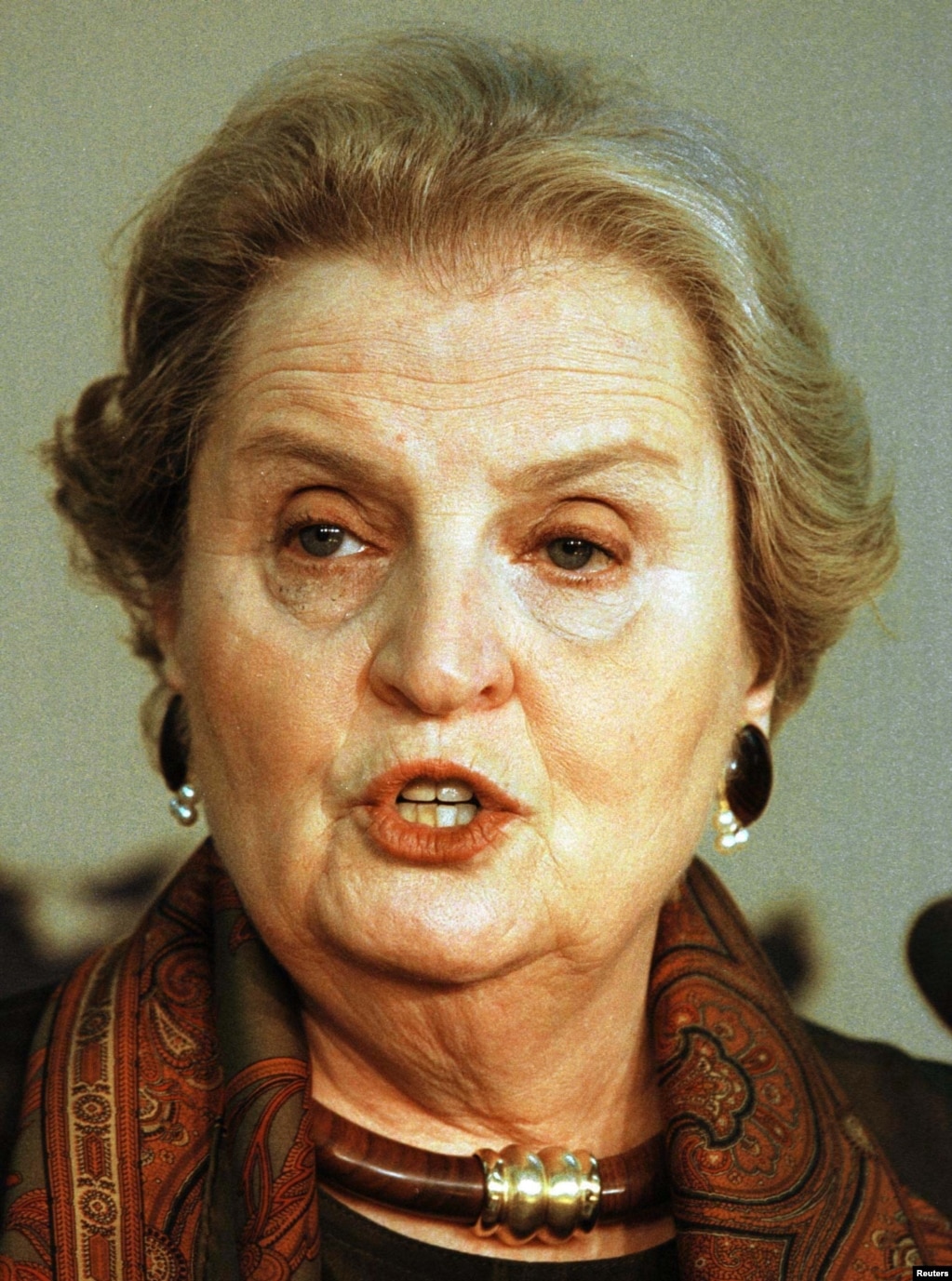 Ish-sekretarja amerikane e Shtetit, Madeleine Albright, gjatë një konference në Uashington më 22 mars 1999 tha se është e qartë se "koha po mbaron" për presidentin e atëhershëm të Jugosllavisë, Sllobodan Millosheviq, për të nënshkruar marrëveshjen e paqes, teksa e kishte paralajmëruar se në të kundërtën do të përballej me sulmet ajrore të NATO-s.   