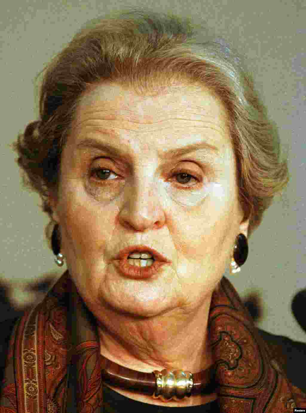 Ish-sekretarja amerikane e Shtetit,&nbsp;Madeleine Albright, gjatë një konference në Uashington më 22 mars 1999 tha se është e qartë se &quot;koha po mbaron&quot; për presidentin e atëhershëm të Jugosllavisë, Sllobodan Millosheviq, për të nënshkruar marrëveshjen e paqes, teksa e kishte paralajmëruar se në të kundërtën do të përballej me sulmet ajrore të NATO-s.&nbsp; &nbsp;