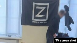  По стените е знакът Z, който Кремъл трансформира в знак на военната си експанзия против Украйна. Предполага се, че формалното значение на буквата, изписана върху част от съветската бойна техника, е 