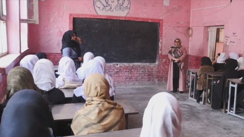 تلاش ها برای آموزش دختران در افغانستان؛ فعالان خواهان بازشدن دروازه های مکاتب اند 