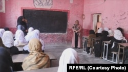 صنف درسی یکی از مکاتب دخترانه در افغانستان که در نتیجه محدودیت های طالبان مسدود شده است 