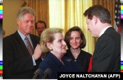 Američki potpredsjednik Al Gore čestita Madeleine Albright, dok američki predsjednik Bill Clinton i Madeleineina kći Katie gledaju nakon što je položila prisegu kao nova američka tajnica na svečanosti u Bijeloj kući u Washingtonu 23. januara 1997.