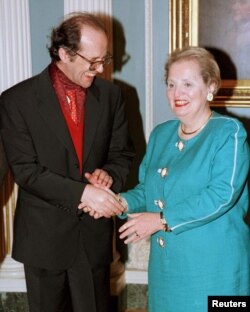 Čelnik kosovskih Albanaca Ibrahim Rugova (lijevo) pozdravlja državnu tajnicu Sjedinjenih Država Madeleine Albright 30. maja 1998. u američkom State Departmentu.