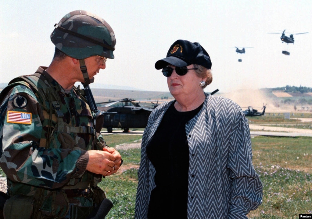 Ish-sekretarja amerikane e Shtetit, Madeleine Albright, duke biseduar me një oficer amerikan në bazën Petrovac në afërsi të Shkupit më 11 qershor, 1999. Albright kishte shkuar në Shkup vetëm pak kohë para se trupat e NATO-s të hynin në Kosovë.