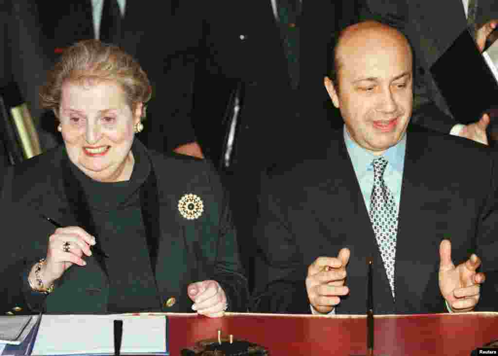 Ish-sekretarja amerikane e Shtetit,&nbsp;Madeleine Albright, së bashku me ministrin e atëhershëm rus,&nbsp; Igor Ivanov, gjatë një ceremonie të mbajtur më 26 janar 1999 në Rusi. Gjatë kësaj vizite në Rusi, Albright kishte diskutuar me homologët e saj rusë për një sërë çështjes, përfshirë edhe situatën në Kosovë.&nbsp; &nbsp;