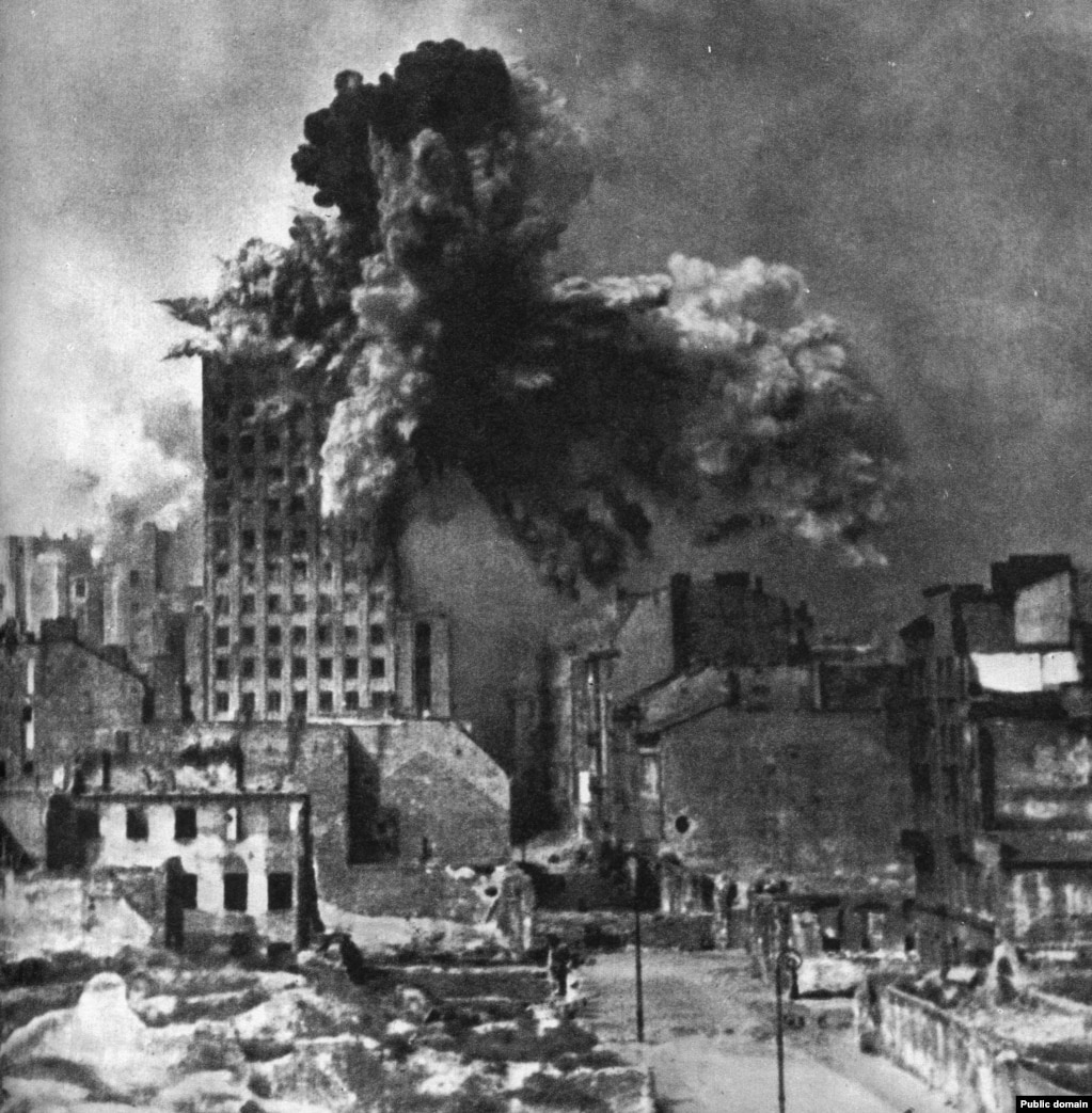 Një ndërtesë në Varshavë e goditur me një predhë gjigante mortajash gjermane në gusht të vitit 1944.