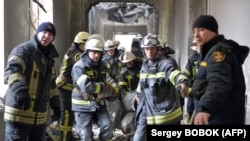 Osoblje hitne pomoći iznosi tijelo osobe iz razrušene zgrade Vijećnice 1. marta u Harkivu.