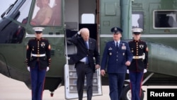 Joe Biden az Andrews légibázison átszáll a Brüsszelbe tartó elnöki különgépre 2022. március 23-án