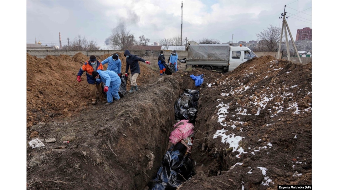 Vorbind despre acuzațiile de crime de război, Departamentul de Stat invocă morții din rândul civililor din Mariupol. Acesta este orașul ucrainean de unde, în 9 martie, au apărut primele imagini cu gropi comune pentru cei uciși în războiul ordonat de Vladimir Putin.