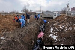 Mrtva tijela u masovnim grobnicama u Mariupolju, 9. mart.