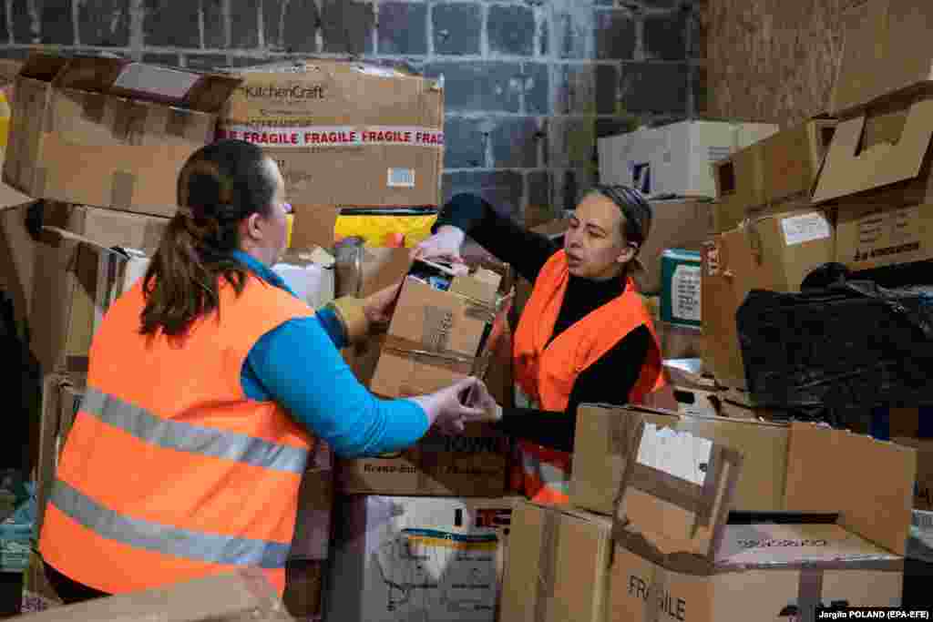 Voluntare care sortează cutii cu donații în&nbsp;Briuhovîci, lângă Liov, în vestul Ucrainei.&nbsp;