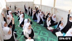 شماری از دانش‌آموزان دختر در افغانستان