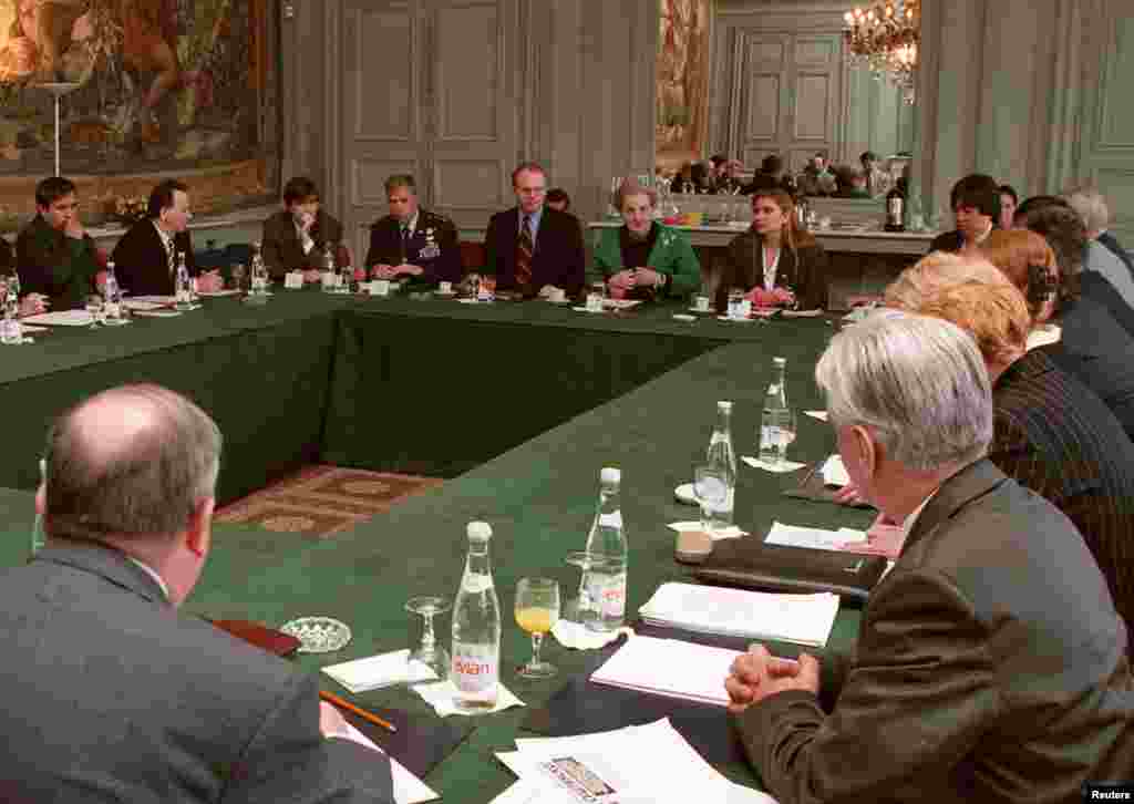 Takimi i 14 shkurtit të vitit 1999 i kryesuar nga ish-sekretarja Madeleine Albright. Në këtë takim, në Rambuje, u takuan delegacioni i Kosovës dhe Serbisë. Grupi i Kontaktit, i fuqive botërore, kishte urdhëruar negociatorët që të arrinin një marrëveshje të paqes brenda javës ose do të përballeshin me sulme ajrore.