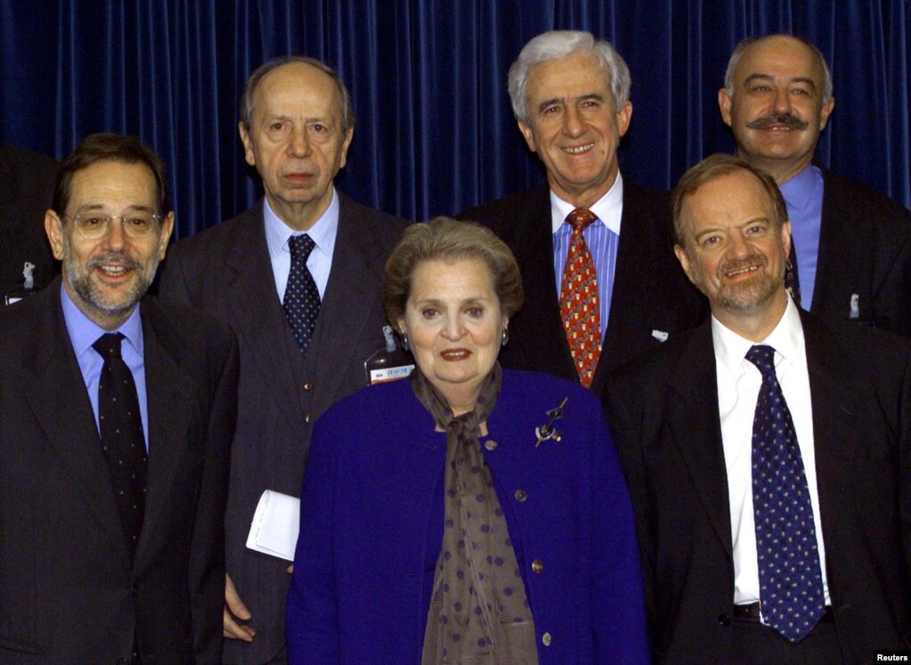 Ish-sekretarja amerikane e Shtetit, Madeleine Albright, në selinë e NATO-s në Bruksel më 8 dhjetor 1998. Gjatë takimit që u mbajt atë ditë, ministrat e Jashtëm të aleancës kishin diskutuar për Ballkanin dhe kishin hartuar një draft-strategji të re për këtë rajon. Situata në Kosovë, gjatë këtij takimi, ishte vlerësuar si çështje me shqetësim të lartë për NATO-n.   