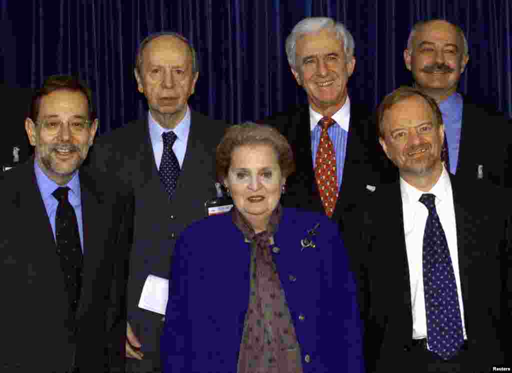 Ish-sekretarja amerikane e Shtetit,&nbsp;Madeleine Albright, në selinë e NATO-s në Bruksel më 8 dhjetor 1998. Gjatë takimit që u mbajt atë ditë, ministrat e Jashtëm të aleancës kishin diskutuar për Ballkanin dhe kishin hartuar një draft-strategji të re për këtë rajon. Situata në Kosovë, gjatë këtij takimi, ishte vlerësuar si çështje me shqetësim të lartë për NATO-n.&nbsp; &nbsp;