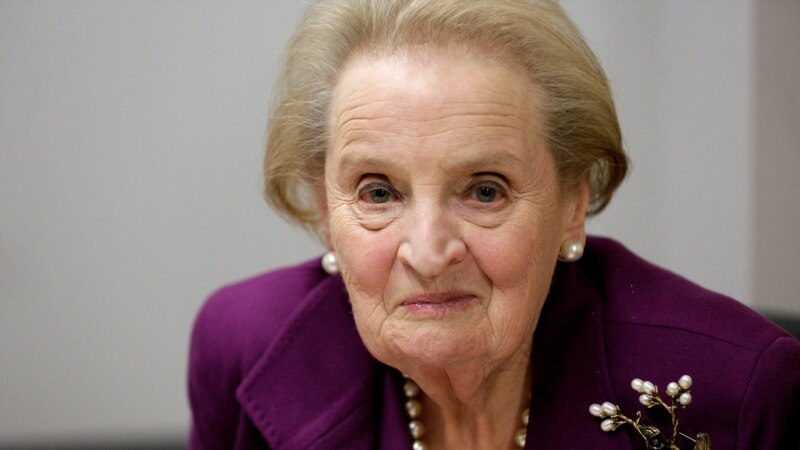 Bota nderon sekretaren Madeleine Albright 