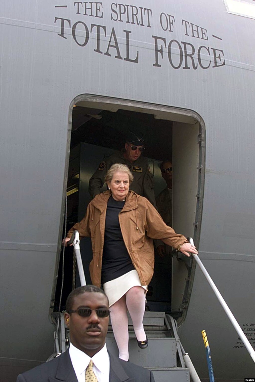 Ish-sekretarja amerikane e Shtetit, Madeleine Albright, gjatë arritjes në aeroportin e Prishtinës më 29 korrik 1999. Albright, që ka luajtur rol kyç në vendimin që NATO të ndërhynte në çlirimin e Kosovës, gjatë kësaj vizite i kishte bërë thirrje serbëve që të mos largohen nga Kosova, por të ndihmojnë në krijimin e një shoqërie multietnike.