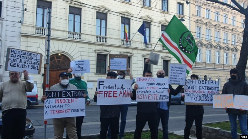 Пикеты в поддержку уроженки Чечни Амины Герихановой. Вена, 23 марта 2022 года