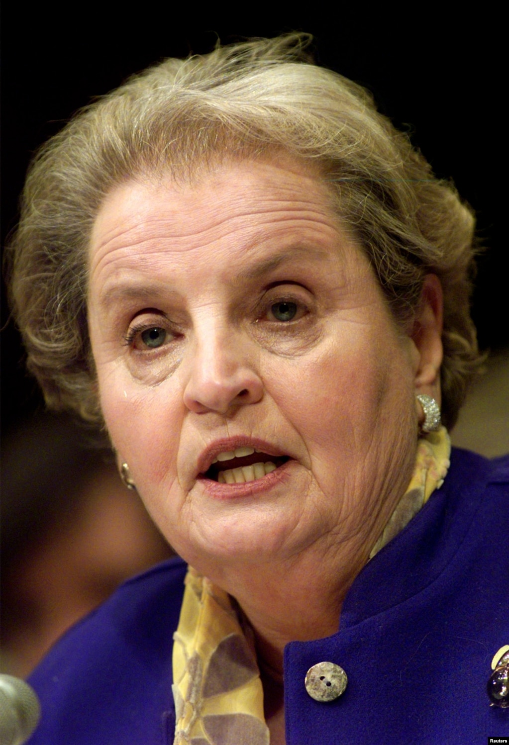 Ish-sekretarja amerikane e Shtetit, Madeleine Albright, duke dhënë dëshmi më 20 prill 1999 para Komitetit për Punë të Jashtme të Senatit amerikan lidhur me luftën në Kosovë. Një ditë para kësaj dëshmie, NATO kishte bombardua Jugosllavinë, por nuk kishte mundur që të ndihmonte qindra-mijëra shqiptarë, që kishin ikur nga shtëpitë e tyre dhe ishin fshehur në male.