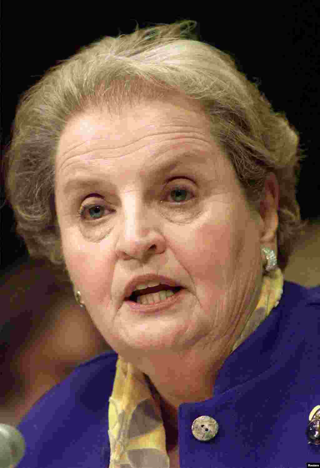 Ish-sekretarja amerikane e Shtetit, Madeleine Albright, duke dhënë dëshmi më 20 prill 1999 para Komitetit për Punë të Jashtme të Senatit amerikan lidhur me luftën në Kosovë. Një ditë para kësaj dëshmie, NATO kishte bombardua Jugosllavinë, por nuk kishte mundur që të ndihmonte qindra-mijëra shqiptarë, që kishin ikur nga shtëpitë e tyre dhe ishin fshehur në male.