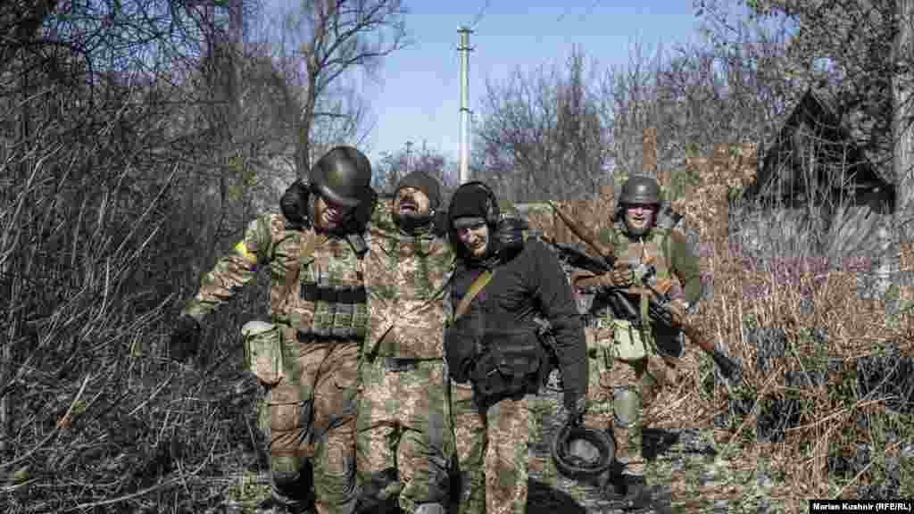 Ukraine -- The Ukrainian military is storming a settlement in the Kyiv region, where Russian forces are stationed. March 10, 2022