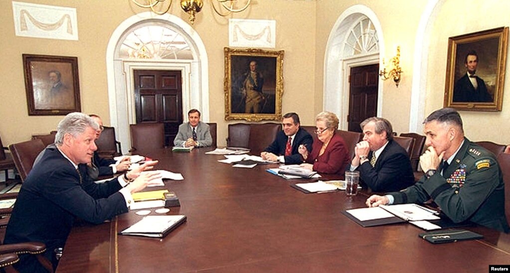 Ish-presidenti i SHBA-së, Bill Clinton, gjatë një takimi me këshilltarët e politikës së jashtme dhe ish-sekretaren, Madeleine Albright, në Zyrën Ovale më 25 mars 1999, takim në të cilin u diskutua për bombardimin e Jugosllavisë nga NATO-ja.