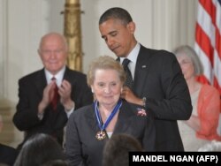 Bivši američki predsjednik Barack Obama uručuje Predsjedničku medalju slobode Madeleine Albright tokom ceremonije 29. maja 2012. u istočnoj sobi Bijele kuće u Washingtonu. Nagrada je najviše civilno priznanje u zemlji.