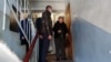 Ирина Быстрова и сотрудники ФСБ после обыска в квартире художницы 