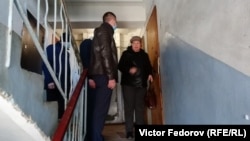 Ирина Быстрова и сотрудники ФСБ после обыска в квартире художницы 