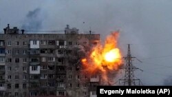 Експлозија во станбена зграда по истрел на тенк на руската армија во Мариупол
