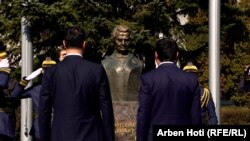 Kryeministri i Kosovës, Albin Kurti, dhe kryetari i Kuvendit, Glauk Konjufca, duke bërë homazhe para bustit të ish-sekretares amerikane të Shtetit, Madeleine Albright. 24 mars 2022.