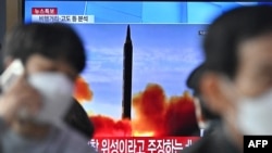 Snimak na televiziji ispaljivanja severnokorejske rakete, Seul, 24. mart 2022.