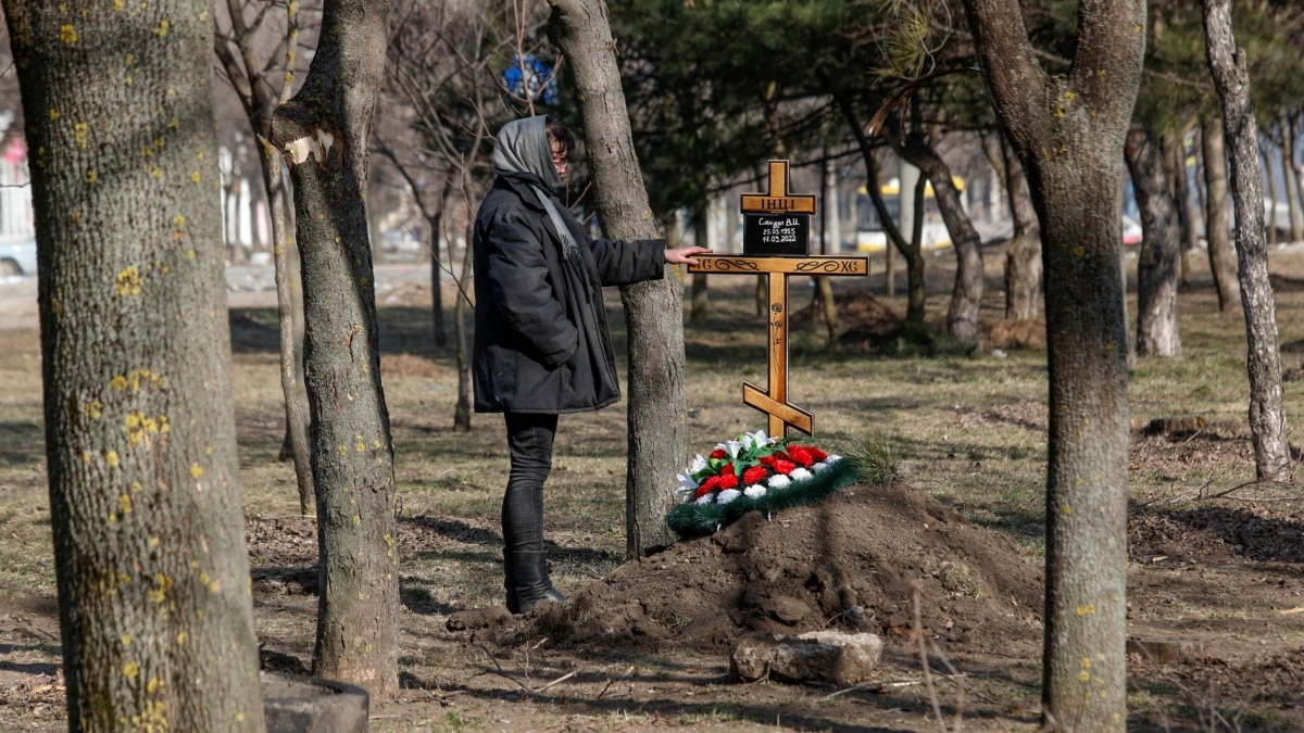 Погибших хоронят прямо во дворах многоэтажек». Рассказ выехавшего из  Мариуполя