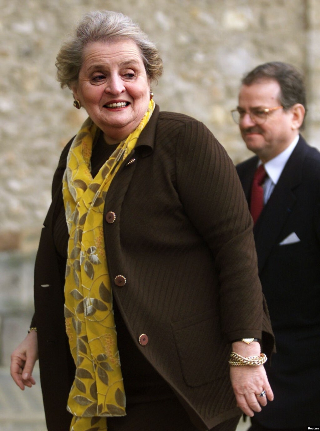 Ish-sekretarja amerikane e Shtetit, Madeleine Albright, duke shkuar në një rund bisedimesh midis serbëve dhe shqiptarëve që u mbajt më 23 shkurt në Rambuje të Francës.