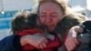 Жена од Харков ги наоѓа своите пријатели од Черновци во Романија, откако тие побегнале од Украина на 22 март.