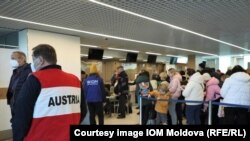 Primii peste 200 de refugiați ucraineni din R. Moldova au plecat cu avionul la Viena, la 23 martie