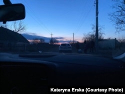 Автівка виїжджає із Маріуполя