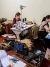 Женщины шьют одежду для военные в городе Виноградов на западе Украины. 23 марта 2022 года&nbsp;