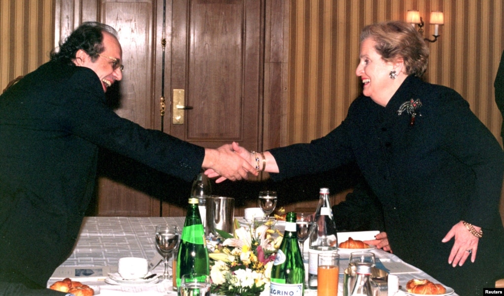 Ish-sekretarja amerikane e Shtetit, Madeleine Albright, gjatë një takimi me ish-presidentin e Kosovës, Ibrahim Rugova më 10 dhjetor 1998. Ky takim u mbajt në Francë, ku Albright ishte takuar ehde me presidentin e atëhershëm të Francës, Jacques Chirac, me të cilin kishte biseduar për përpjekjet e udhëhequra nga NATO për arritjen e paqes në Kosovë.   