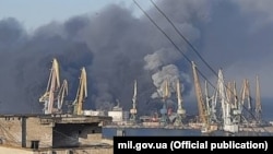 Пожар после взрыва в порту Бердянска, 24 марта 2022 года