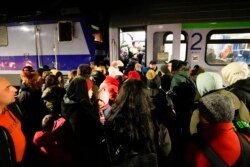 Refugiați ucraineani urcă într-un tren, după ce au fugit din Ucraina, în gara din Przemysl, Polonia, 1 martie 2022.