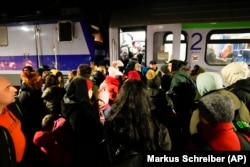 Українські біженці сідають на польский потяг, аби їхати далі на території Польщі після прибуття з України. Перемишль, Польща, 1 березня 2022 року